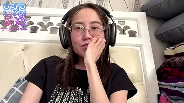 Snapshot of VickieTrudo chatting on June 2026 05:05:01 AM VickieTrudo online show from June 2026 05:05:01 AM