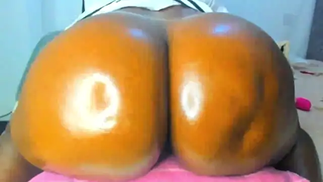 Snapshot of bigass_cutie chatting on June 2026 02:38:01 AM bigass cutie online show from June 2026 02:38:01 AM