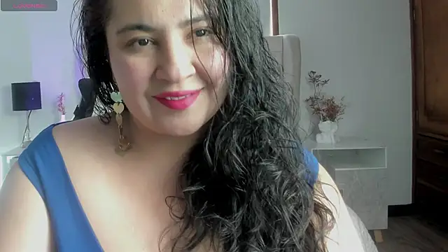 Snapshot of JadeBellee chatting on June 2026 06:13:02 PM JadeBellee online show from June 2026 06:13:02 PM