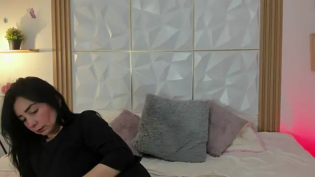 Snapshot of Anniee_333 chatting on June 2026 01:44:02 PM Anniee 333 online show from June 2026 01:44:02 PM