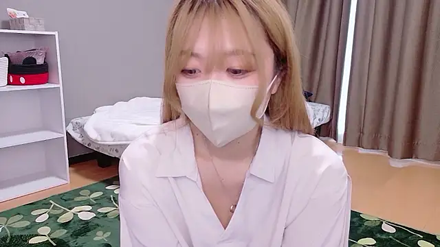 Snapshot of Riona_H chatting on May 2026 03:58:01 AM Riona H online show from May 2026 03:58:01 AM