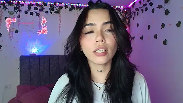 Snapshot of andraa_rossee chatting on May 2026 05:40:01 PM andraa rossee online show from May 2026 05:40:01 PM