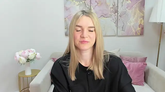 RoxyReignn online show from July 2026 09:15:01 PM