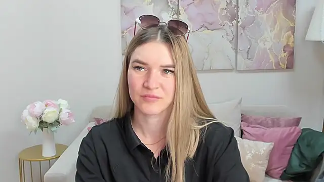 RoxyReignn online show from June 2026 10:04:01 PM