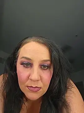 Snapshot of CreamVixen chatting on May 2026 04:31:01 AM CreamVixen online show from May 2026 04:31:01 AM
