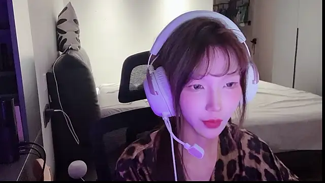 Snapshot of Nicole-TAT chatting on May 2026 02:05:02 PM Nicole-TAT online show from May 2026 02:05:02 PM