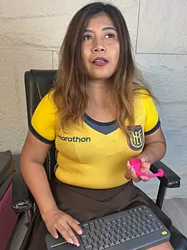 LyraMilano online show from June 2026 01:00:02 PM