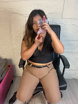 LyraMilano online show from July 2026 12:44:01 PM