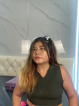 LyraMilano online show from May 2026 12:33:01 PM