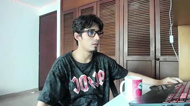 Snapshot of SrIncognito666 chatting on June 2026 11:04:02 AM SrIncognito666 online show from June 2026 11:04:02 AM