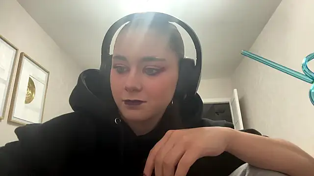 Snapshot of elfLiana chatting on June 2026 04:39:02 PM elfLiana online show from June 2026 04:39:02 PM