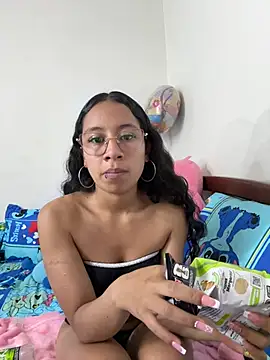 Snapshot of Violetlove_ chatting on July 2026 07:05:01 AM Violetlove online show from July 2026 07:05:01 AM