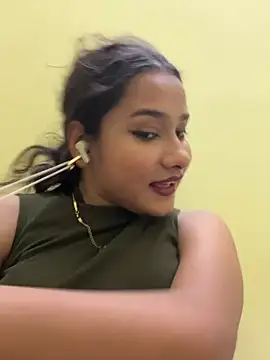 Snapshot of Yalina_ chatting on June 2026 08:32:01 PM Yalina online show from June 2026 08:32:01 PM
