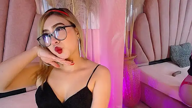 Snapshot of Doll_Kitty_ chatting on June 2026 12:39:02 PM Doll Kitty online show from June 2026 12:39:02 PM