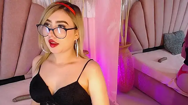 Snapshot of Doll_Kitty_ chatting on June 2026 02:33:01 PM Doll Kitty online show from June 2026 02:33:01 PM