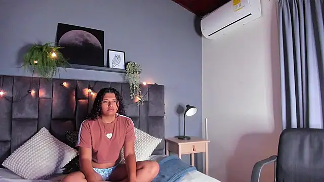 AmeliaLaurent  online show from June 2026 11:44:02 AM