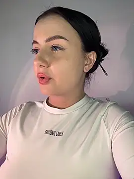 QueenL0la online show from May 2026 05:20:02 PM
