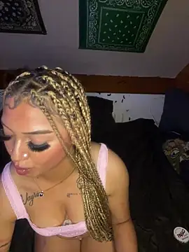 YoungXylena online show from May 2026 07:03:02 PM