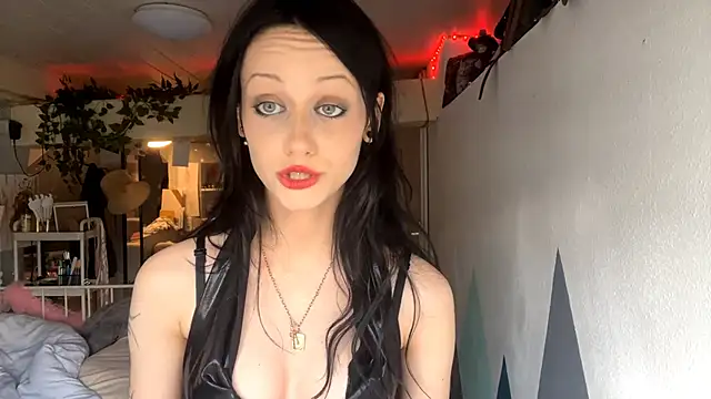 Snapshot of DreamaWeavers chatting on June 2026 04:15:02 PM DreamaWeavers online show from June 2026 04:15:02 PM