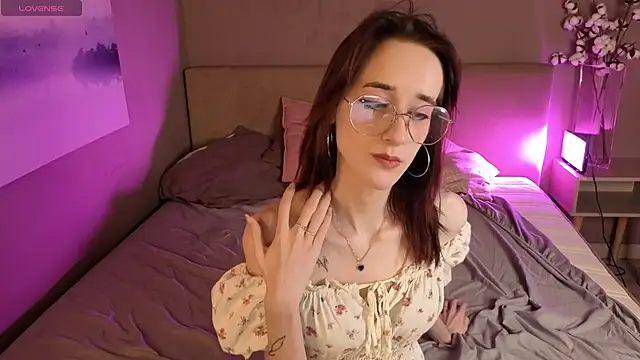 LolaWhitmore online show from May 2026 01:17:01 PM