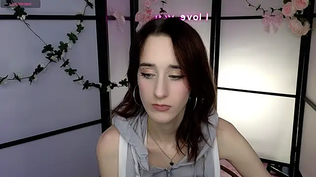 LolaWhitmore online show from May 2026 01:06:01 PM