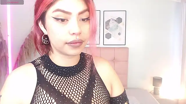 Snapshot of LilMoon_ chatting on June 2026 02:40:01 PM LilMoon online show from June 2026 02:40:01 PM