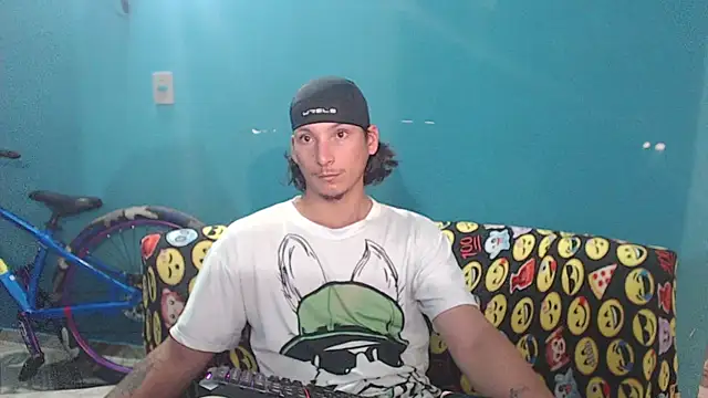 Snapshot of MrKingsaintx chatting on June 2026 01:05:02 AM MrKingsaintx online show from June 2026 01:05:02 AM