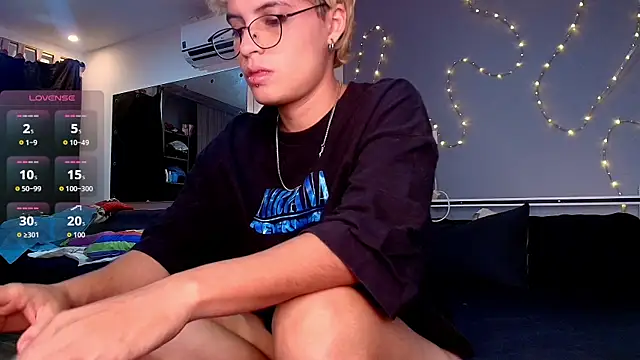Snapshot of Mia-Sinclair chatting on June 2026 05:18:02 AM Mia-Sinclair online show from June 2026 05:18:02 AM