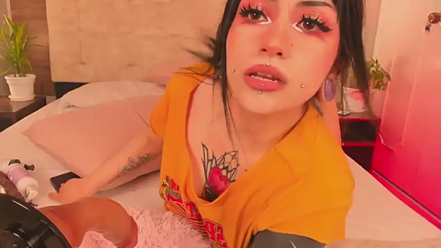Snapshot of Miaaa_Hunt chatting on June 2026 05:23:02 AM Miaaa Hunt online show from June 2026 05:23:02 AM