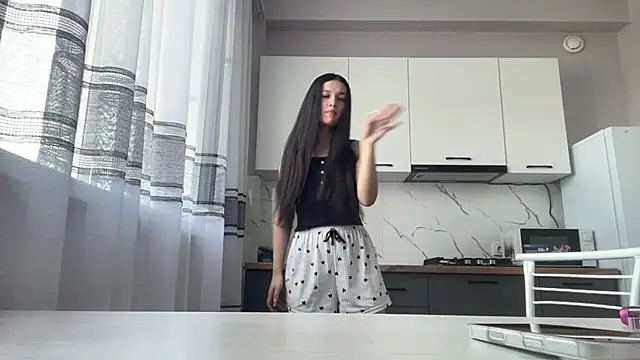 Snapshot of LisetteParajon chatting on June 2026 05:07:01 AM LisetteParajon online show from June 2026 05:07:01 AM