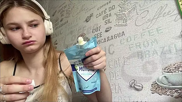 Snapshot of HeIen_cute chatting on July 2026 05:52:01 AM HeIen cute online show from July 2026 05:52:01 AM