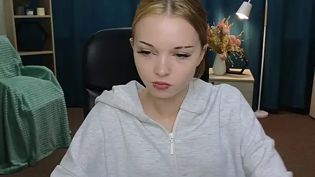 TwilaDipaola online show from June 2026 10:37:01 AM