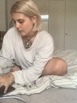Snapshot of Ella_Bloom chatting on June 2026 10:10:02 AM Ella Bloom online show from June 2026 10:10:02 AM