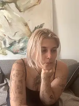 Snapshot of Ella_Bloom chatting on June 2026 08:53:01 AM Ella Bloom online show from June 2026 08:53:01 AM
