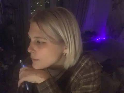 Snapshot of Ella_Bloom chatting on May 2026 06:14:01 PM Ella Bloom online show from May 2026 06:14:01 PM