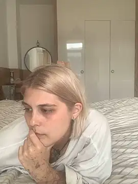 Snapshot of Ella_Bloom chatting on June 2026 11:09:02 AM Ella Bloom online show from June 2026 11:09:02 AM