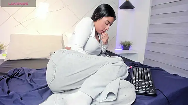 SARAH COLLENS  online show from July 2026 11:31:02 PM