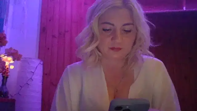 LunaaKiss online show from June 2026 10:09:02 PM