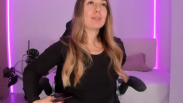 LindaWhite  online show from November 2025 05:24:02 PM