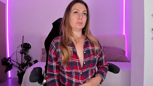 LindaWhite  online show from November 2025 05:17:02 PM