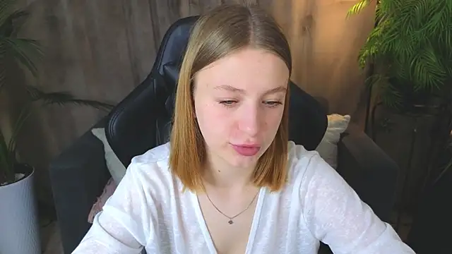 Snapshot of BeatriceLoven chatting on June 2026 07:14:02 AM BeatriceLoven online show from June 2026 07:14:02 AM