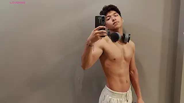 Snapshot of Maximiliano_Young chatting on July 2026 12:05:02 PM Maximiliano Young online show from July 2026 12:05:02 PM
