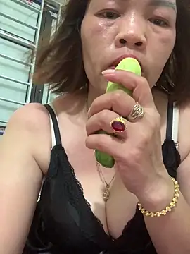 Emlyla online show from June 2026 02:33:02 PM