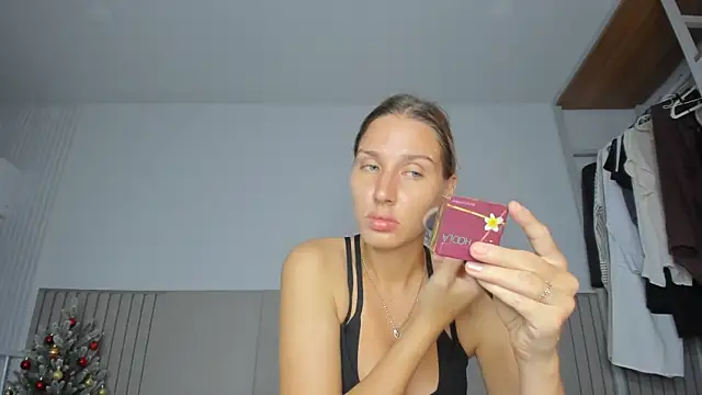 Snapshot of SofiClimbing chatting on December 2025 01:42:01 AM SofiClimbing online show from December 2025 01:42:01 AM