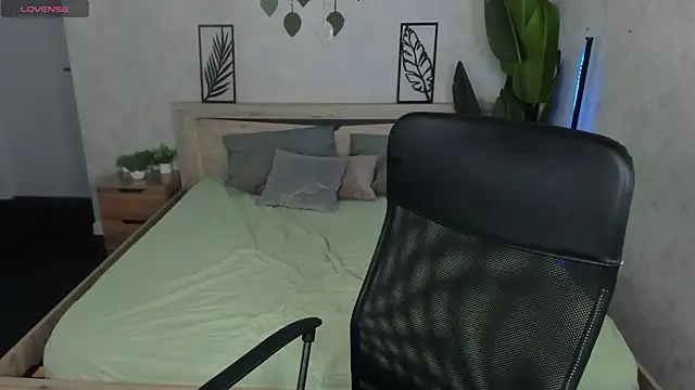 Snapshot of Violeta_Paul chatting on June 2026 01:28:02 AM Violeta Paul online show from June 2026 01:28:02 AM