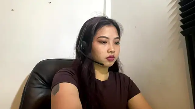 LupitaMenk online show from June 2026 03:00:01 AM