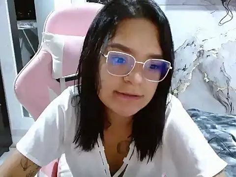 evelovee25 online show from June 2026 12:10:01 AM