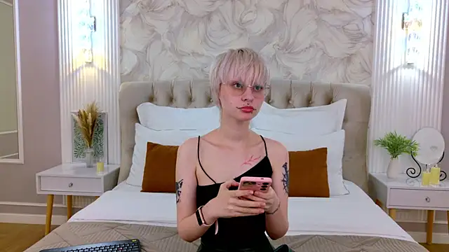 LauraDiazz online show from June 2026 06:27:01 PM