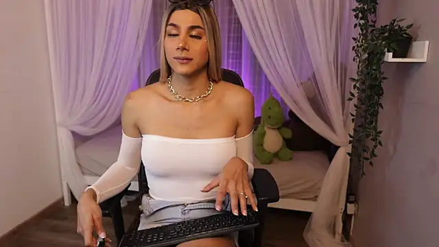 Snapshot of Martinaa_Rose chatting on July 2026 12:37:02 PM Martinaa Rose online show from July 2026 12:37:02 PM