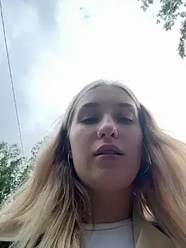 Snapshot of Polly_Pop chatting on June 2026 04:16:01 PM Polly Pop online show from June 2026 04:16:01 PM